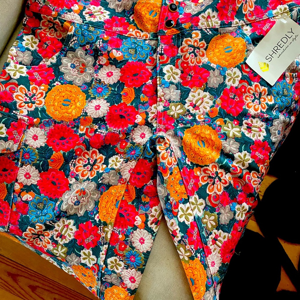 SHREDLY New floral Shorts. Size 8